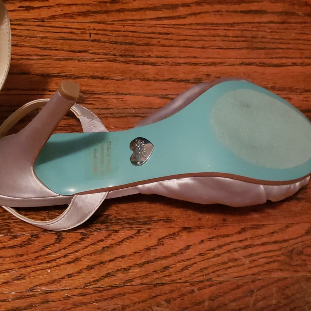 Heels - Picture 3 of 3